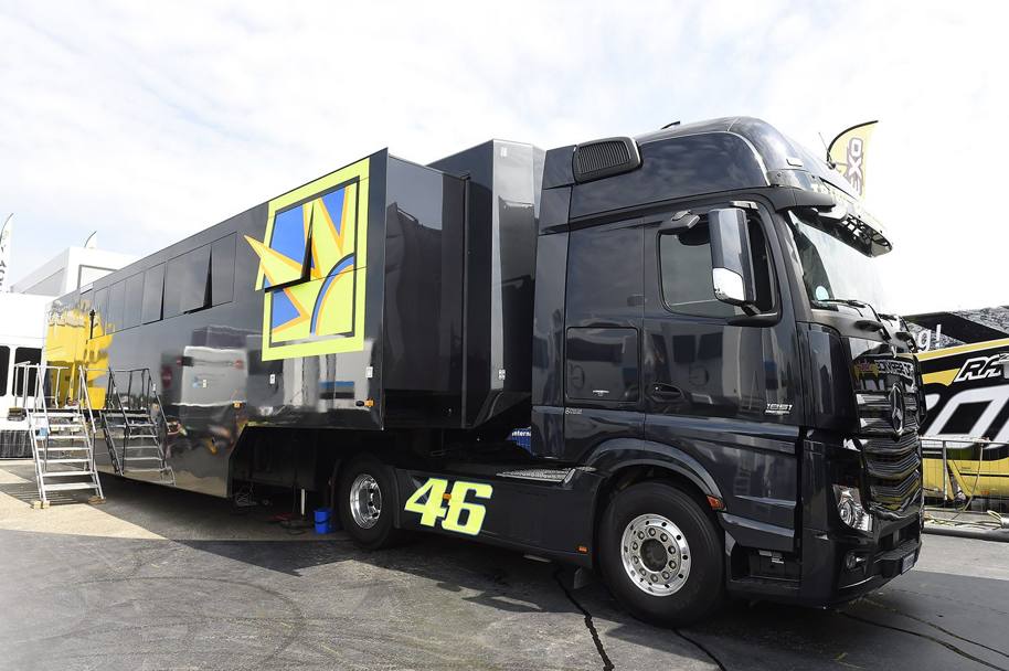 Il motorhome di Valentino Rossi: 85 metri quadrati, con una motrice da 400 cv. Per fare il pieno di gasolio servono 1000 euro. Milagro
